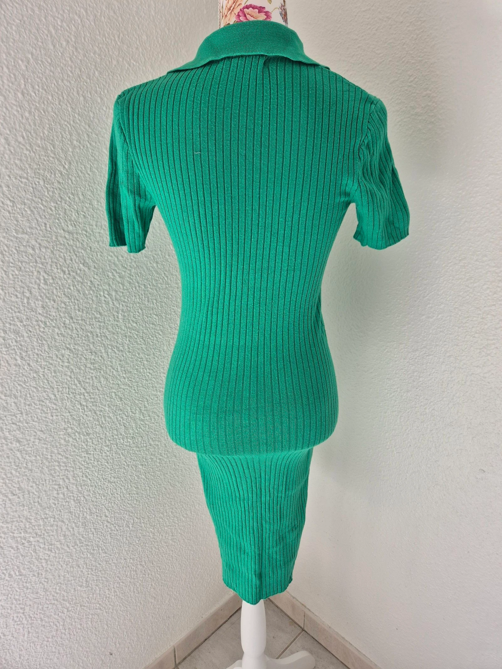 Groene geribde jurk AMISU – Maat 36 – Smalle pasvorm, polokraag, korte mouwen – photo 4